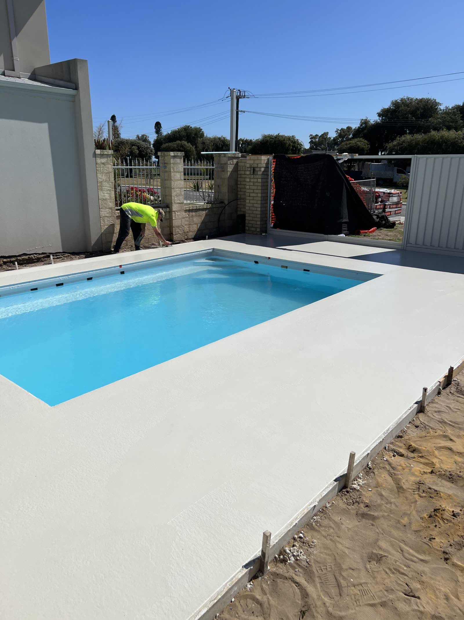 Exposed aggregate concrete edging around a swimming pool